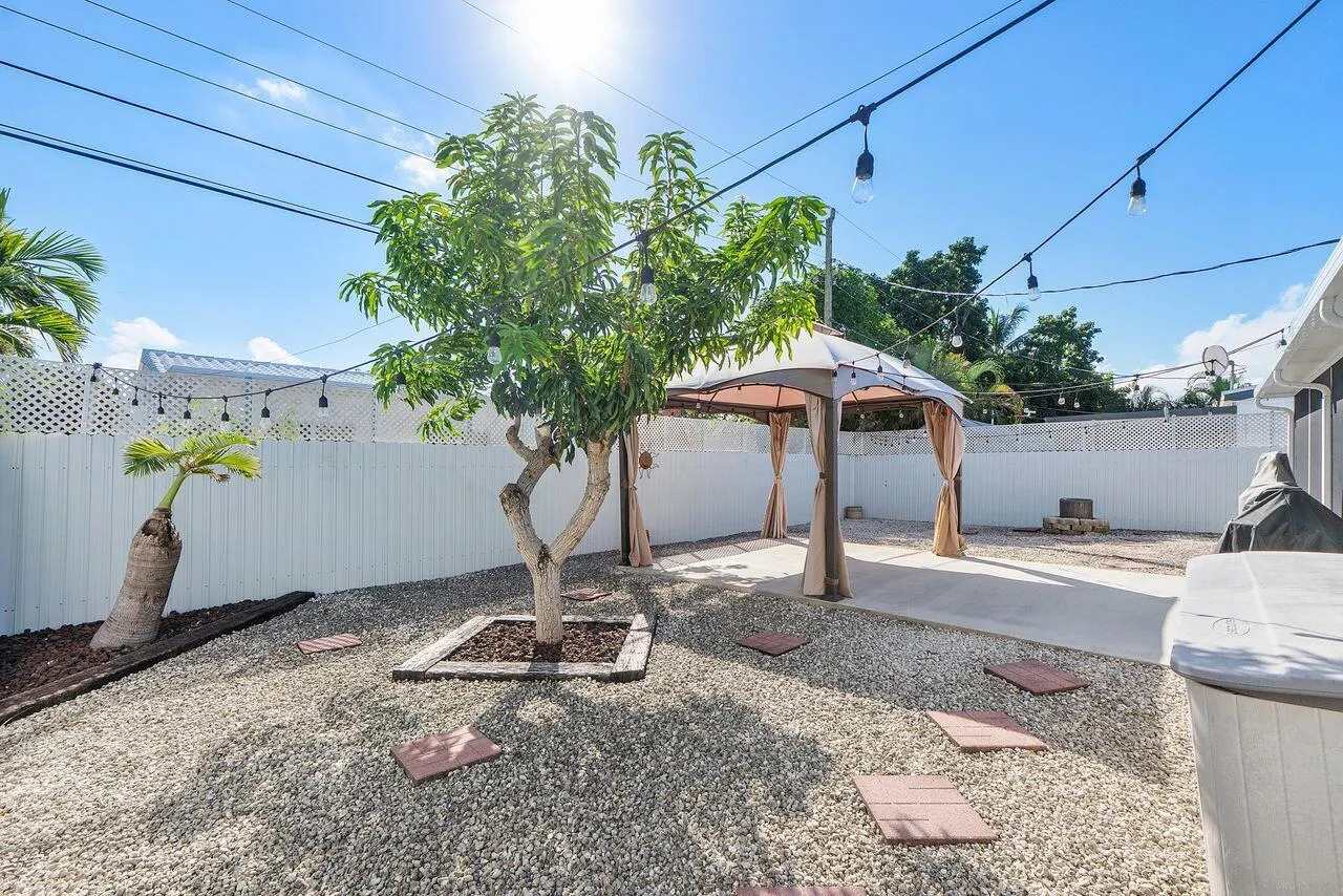 5400 NE 4TH Terrace