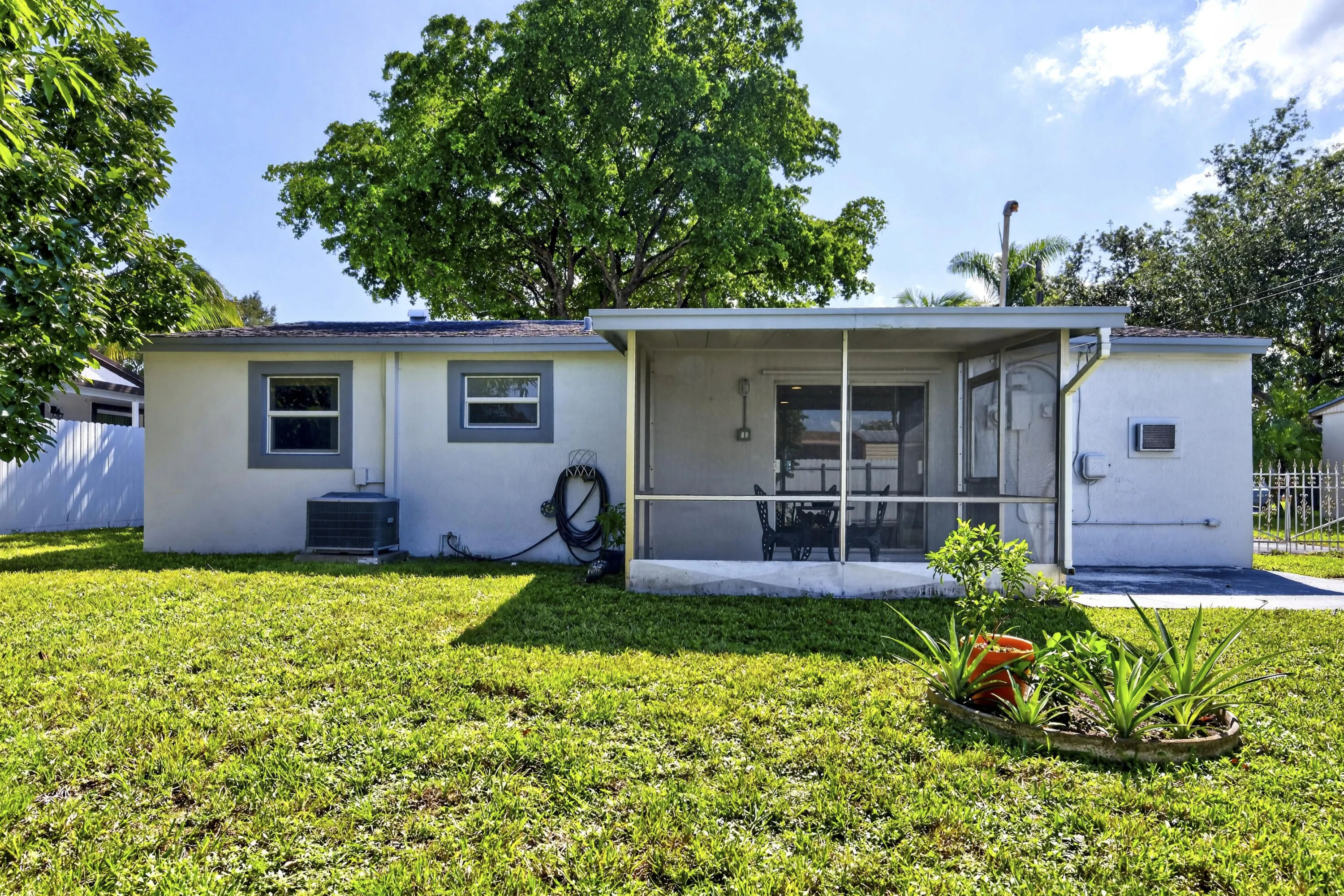 4821 SW 18TH Street