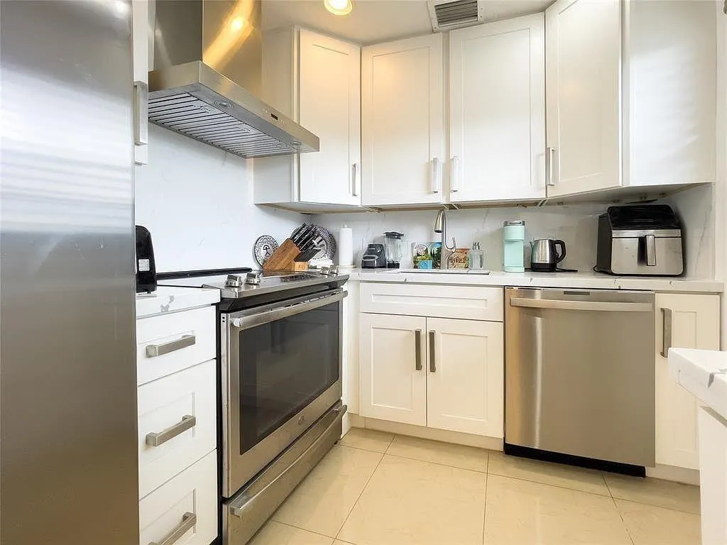 301 OAKRIDGE Q #301