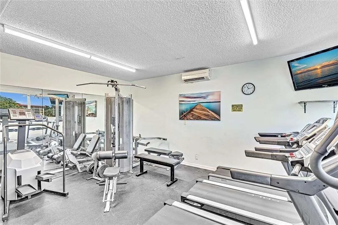 1150 Hillsboro Mile #202
