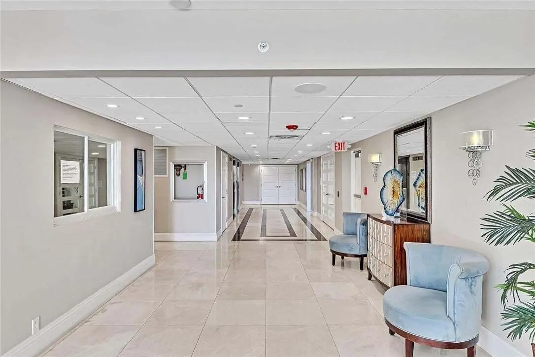 1150 Hillsboro Mile #202