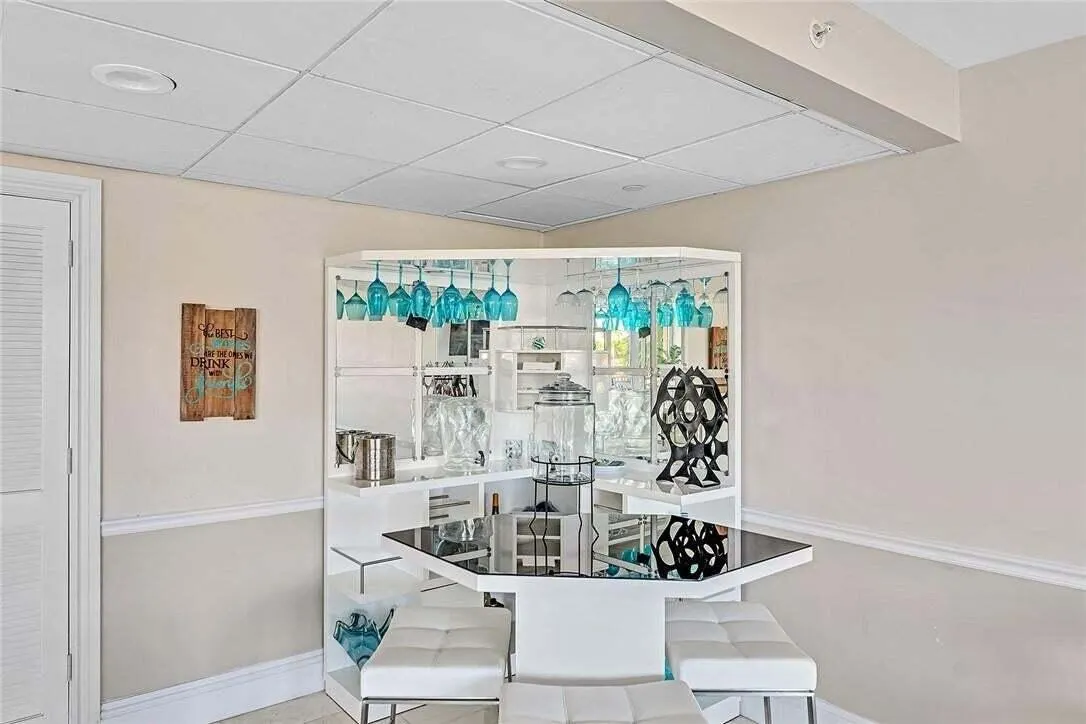 1150 Hillsboro Mile #202