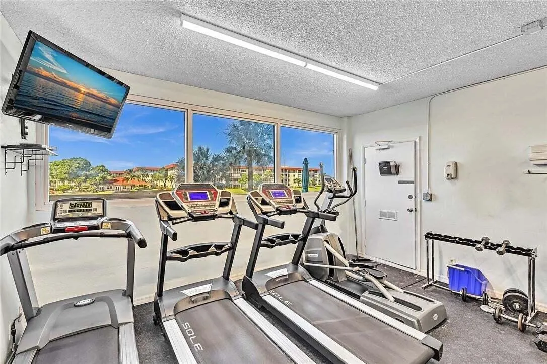 1150 Hillsboro Mile #202