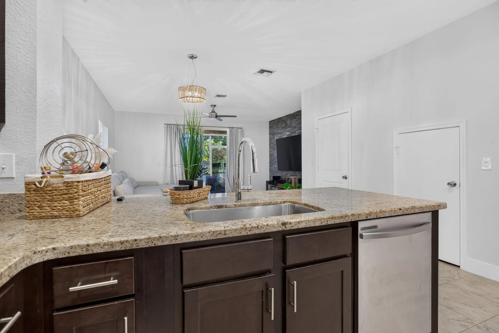 305 NE 47TH Place #305