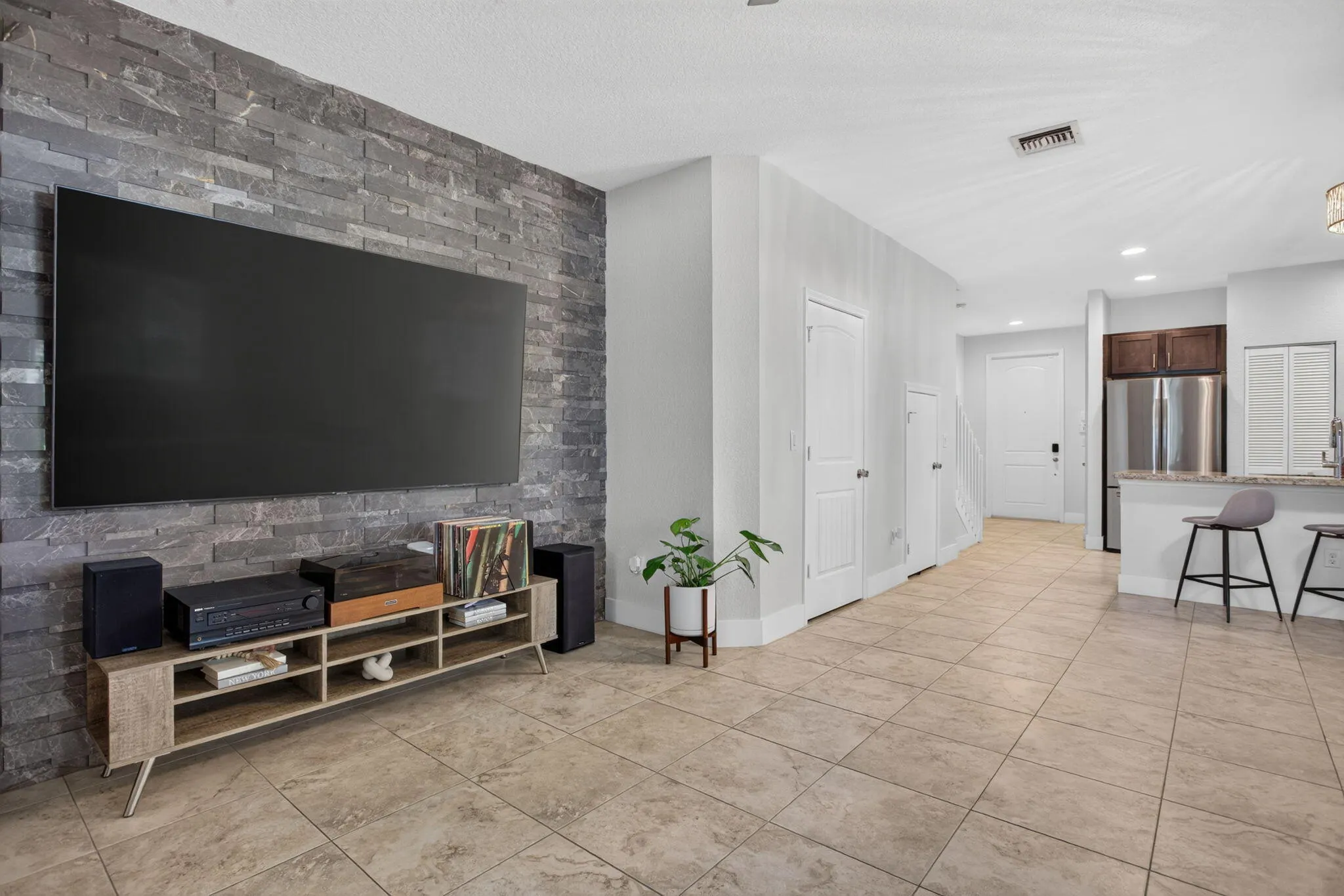 305 NE 47TH Place #305