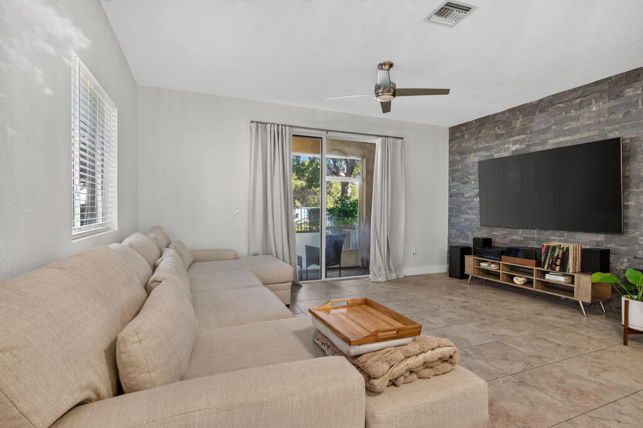 305 NE 47TH Place #305