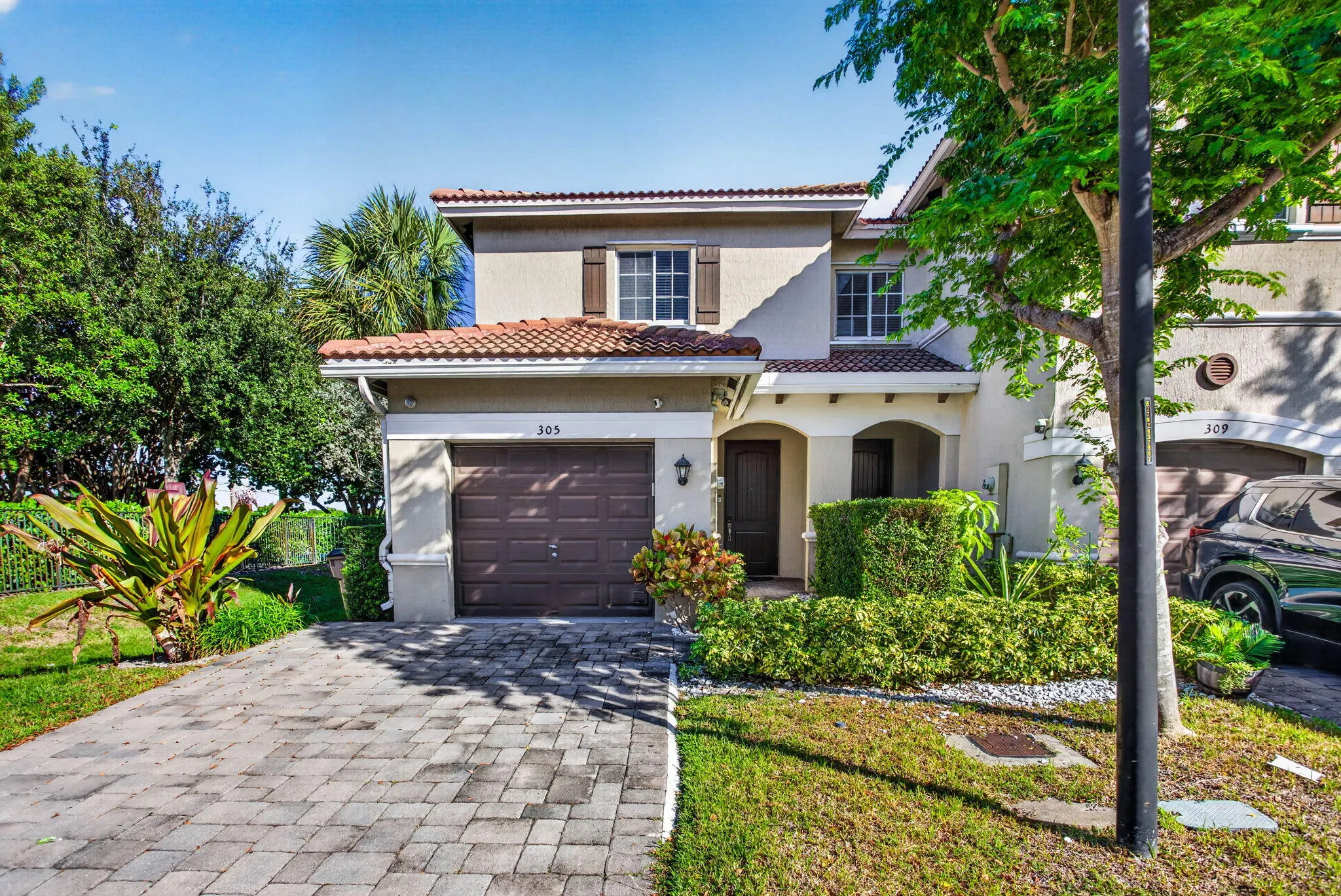 305 NE 47TH Place #305