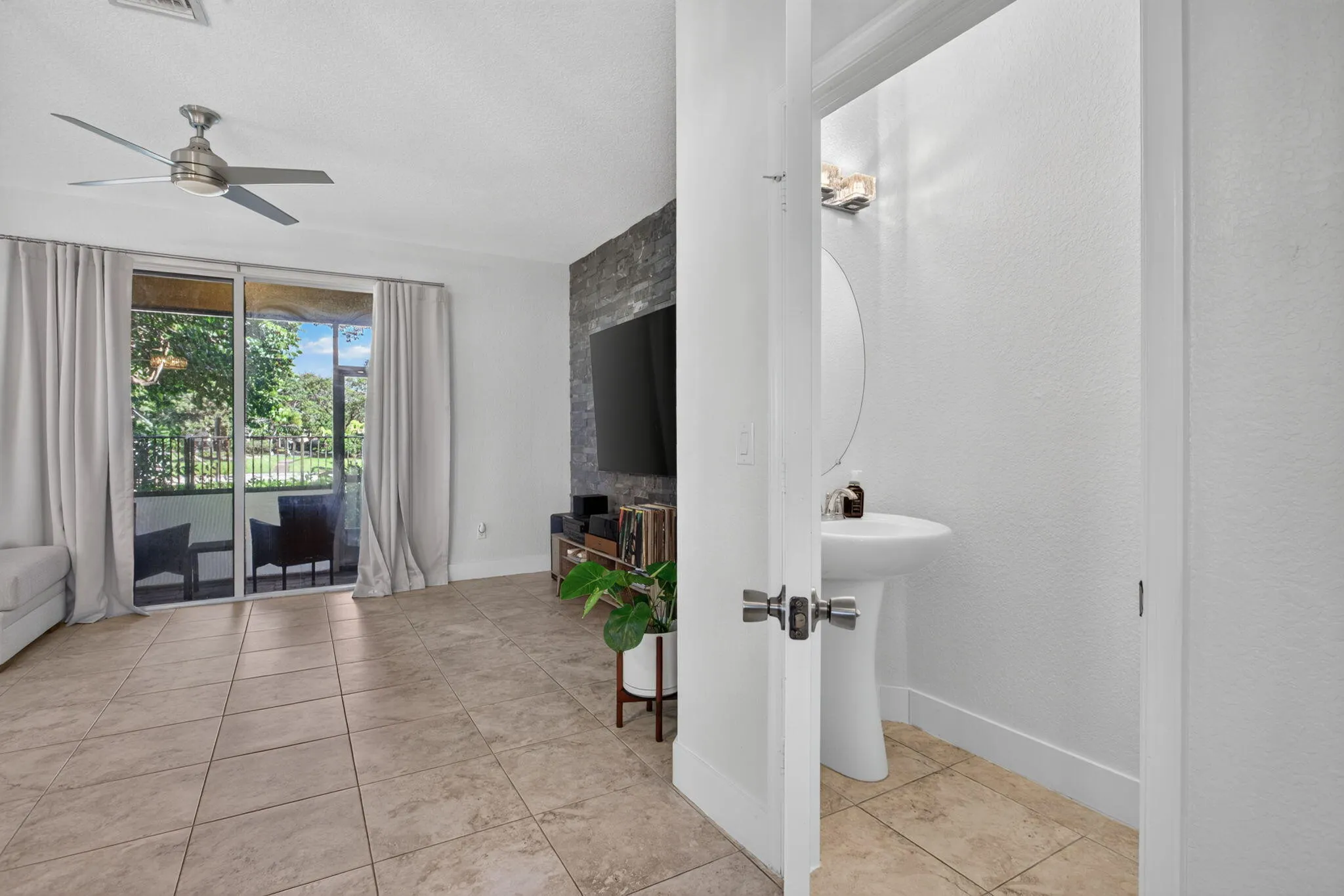 305 NE 47TH Place #305