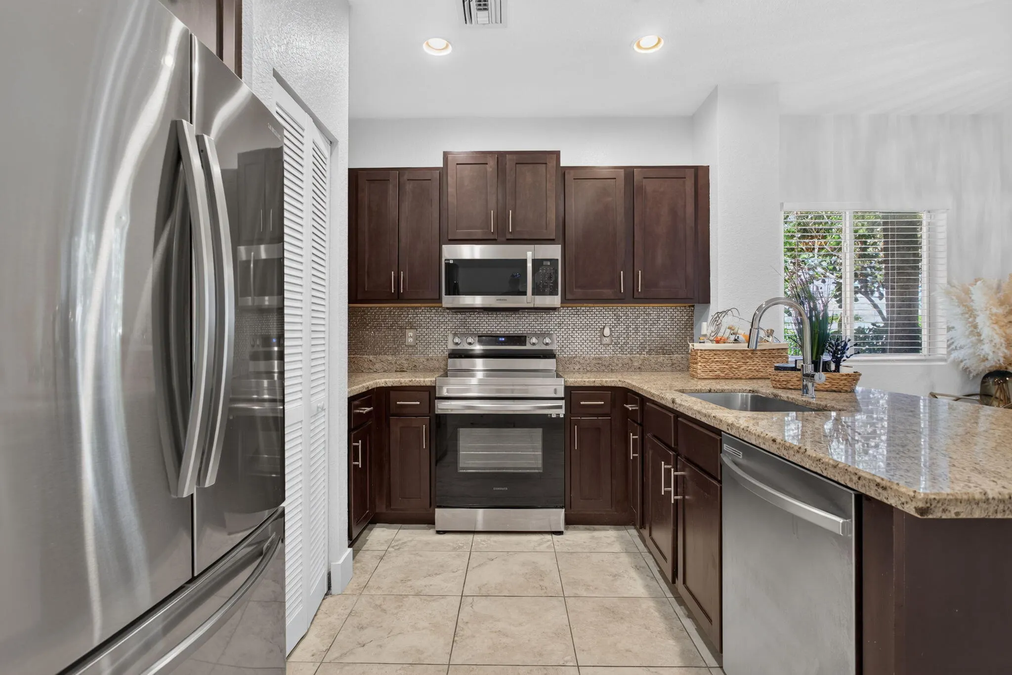 305 NE 47TH Place #305
