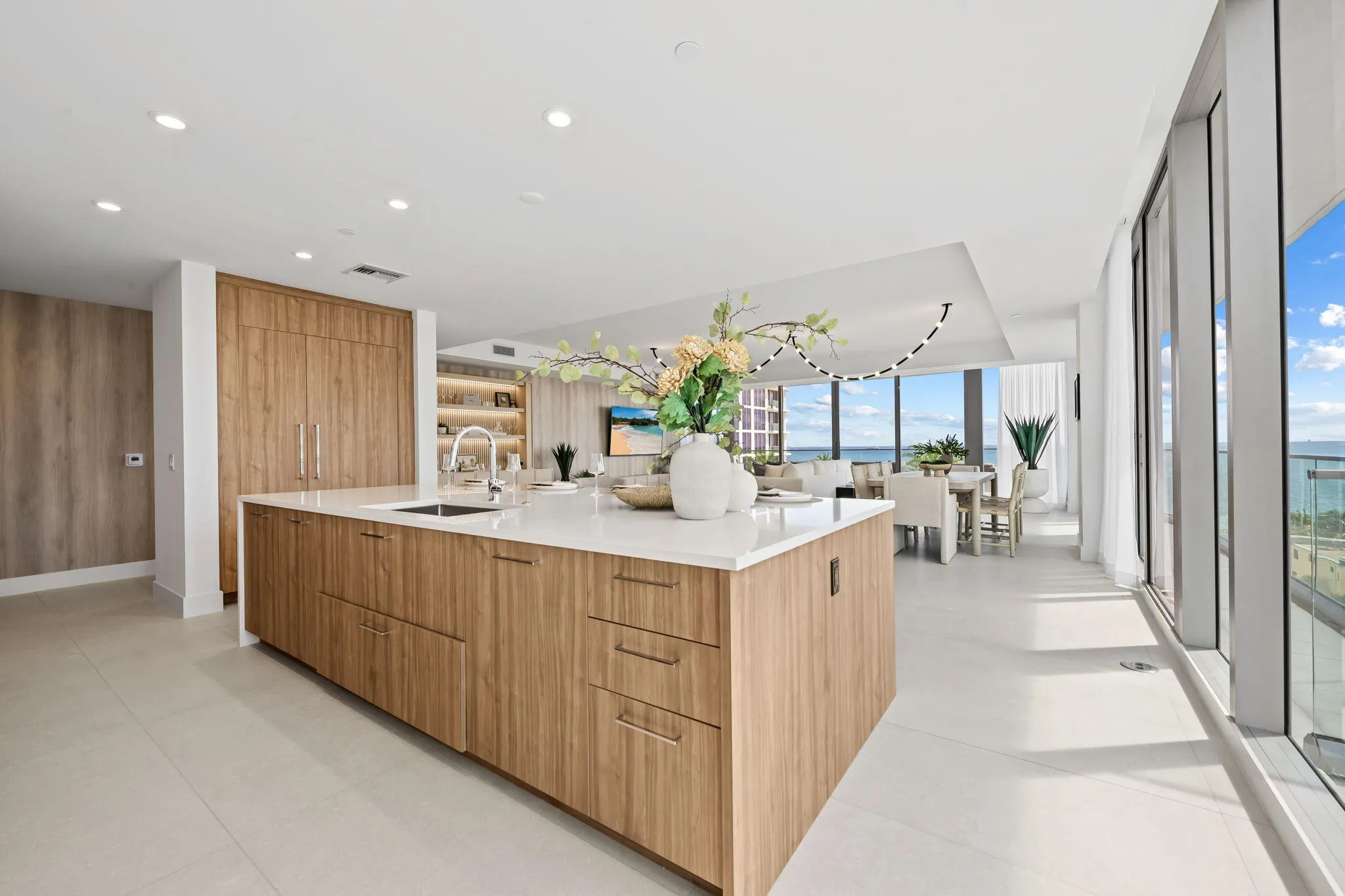 153 N Seabreeze Blvd #602