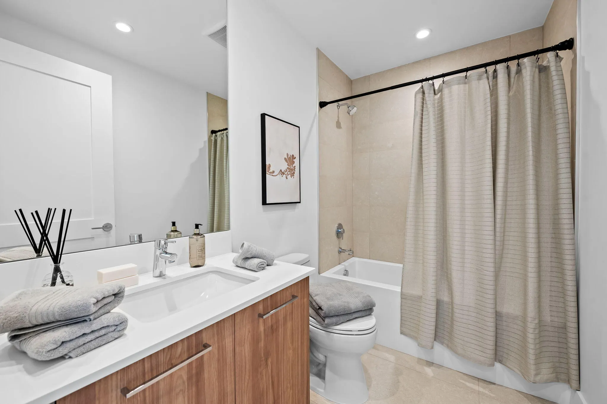 153 N Seabreeze Blvd #602