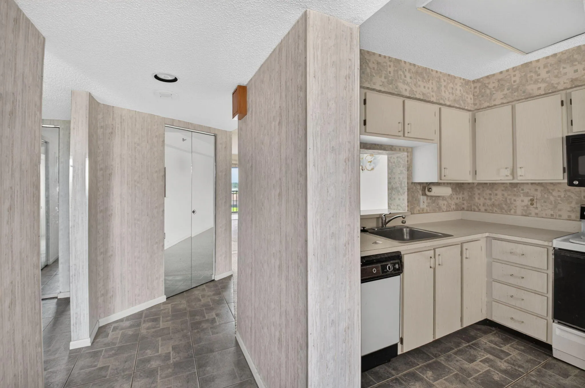 7260 KINGHURST Drive #404