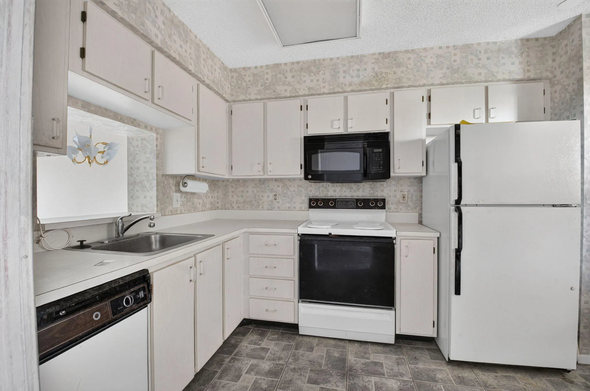 7260 KINGHURST Drive #404