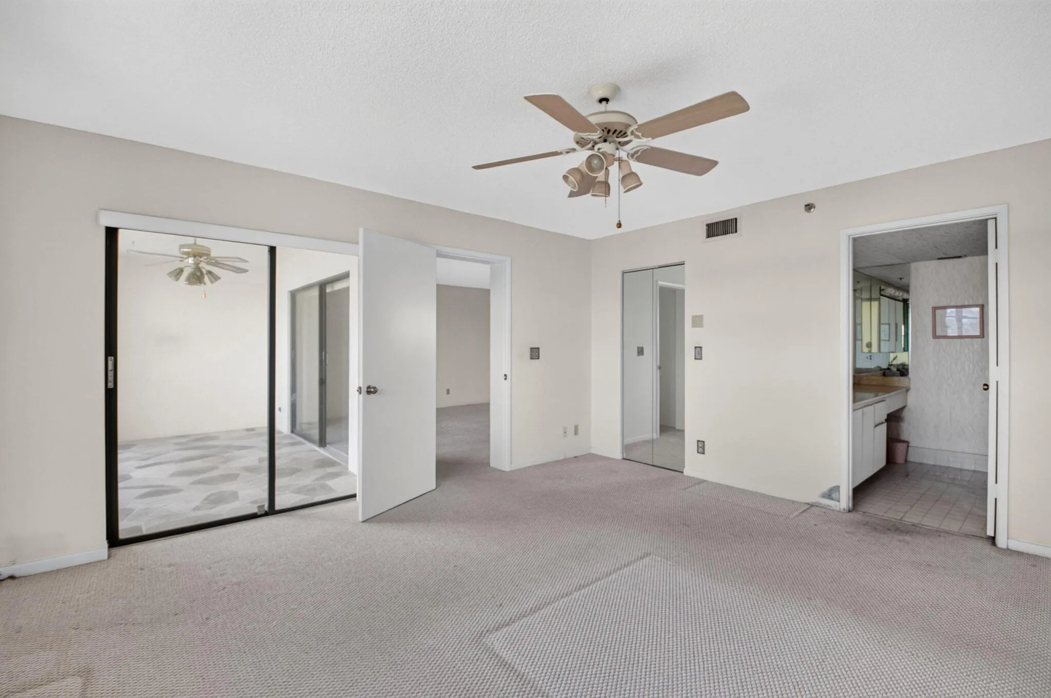 7260 KINGHURST Drive #404
