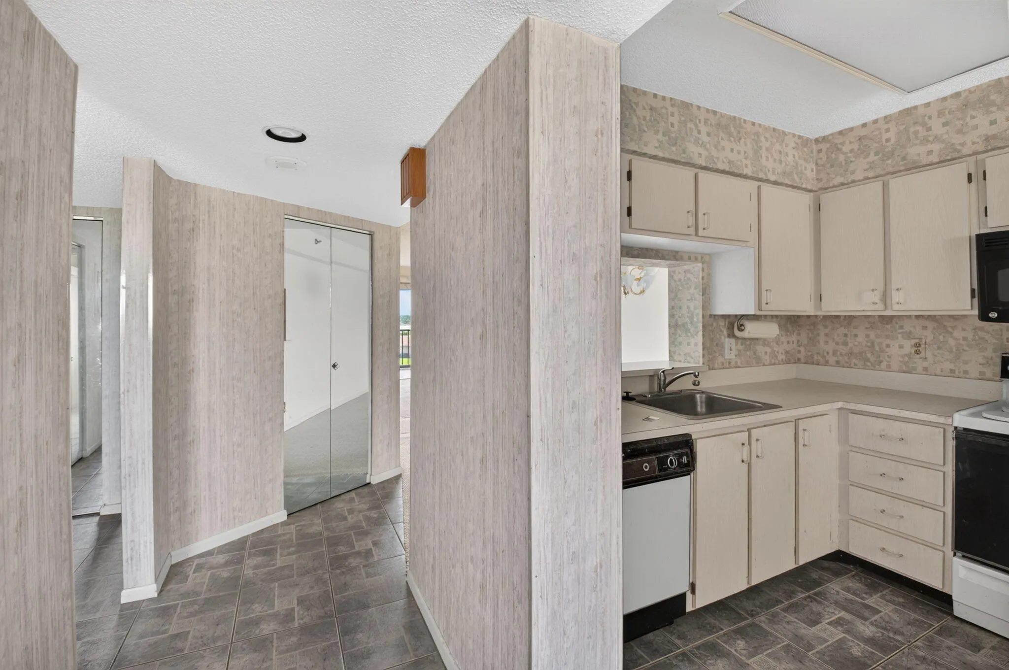 7260 KINGHURST Drive #404