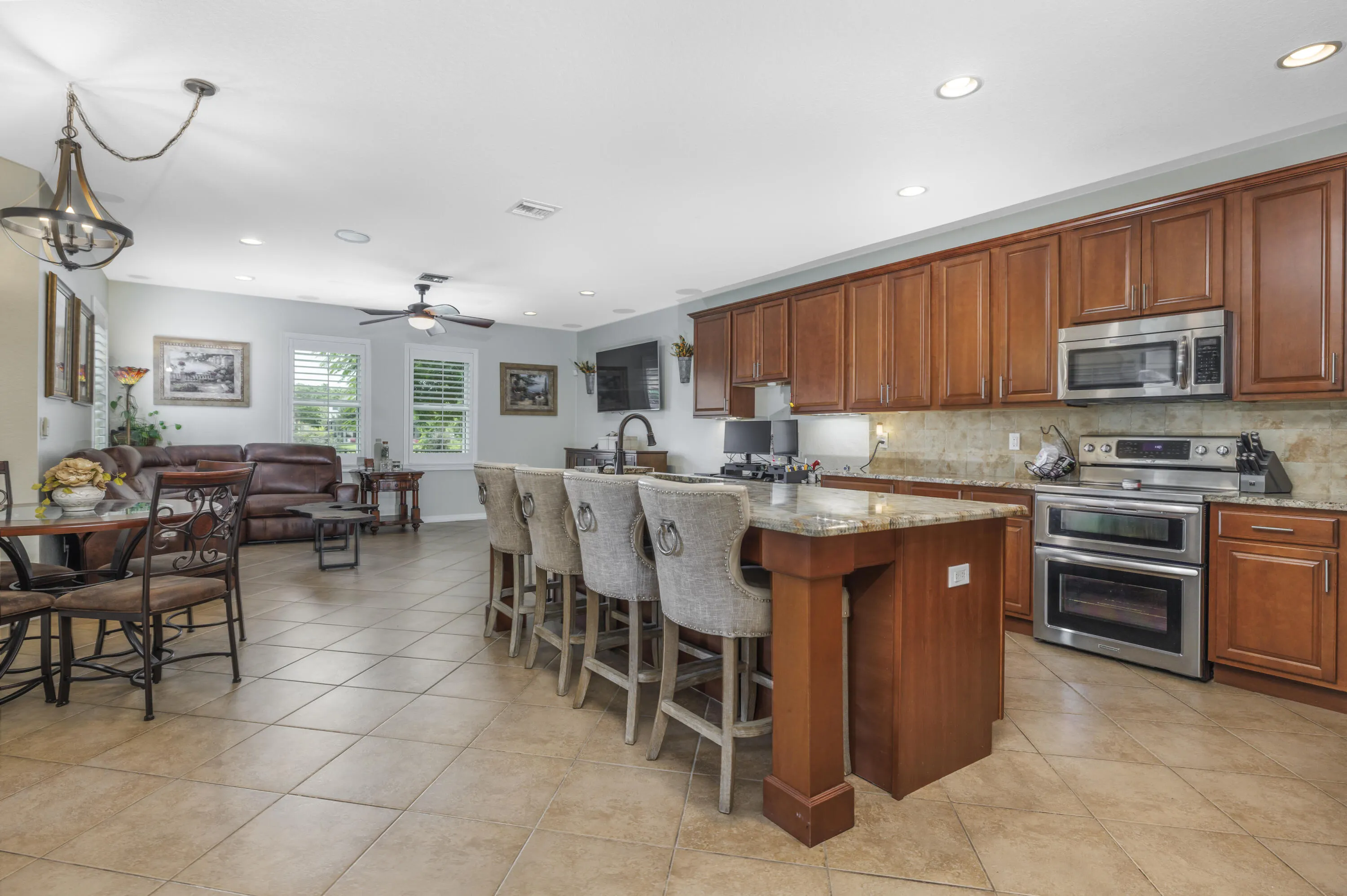 840 SW SUN Circle