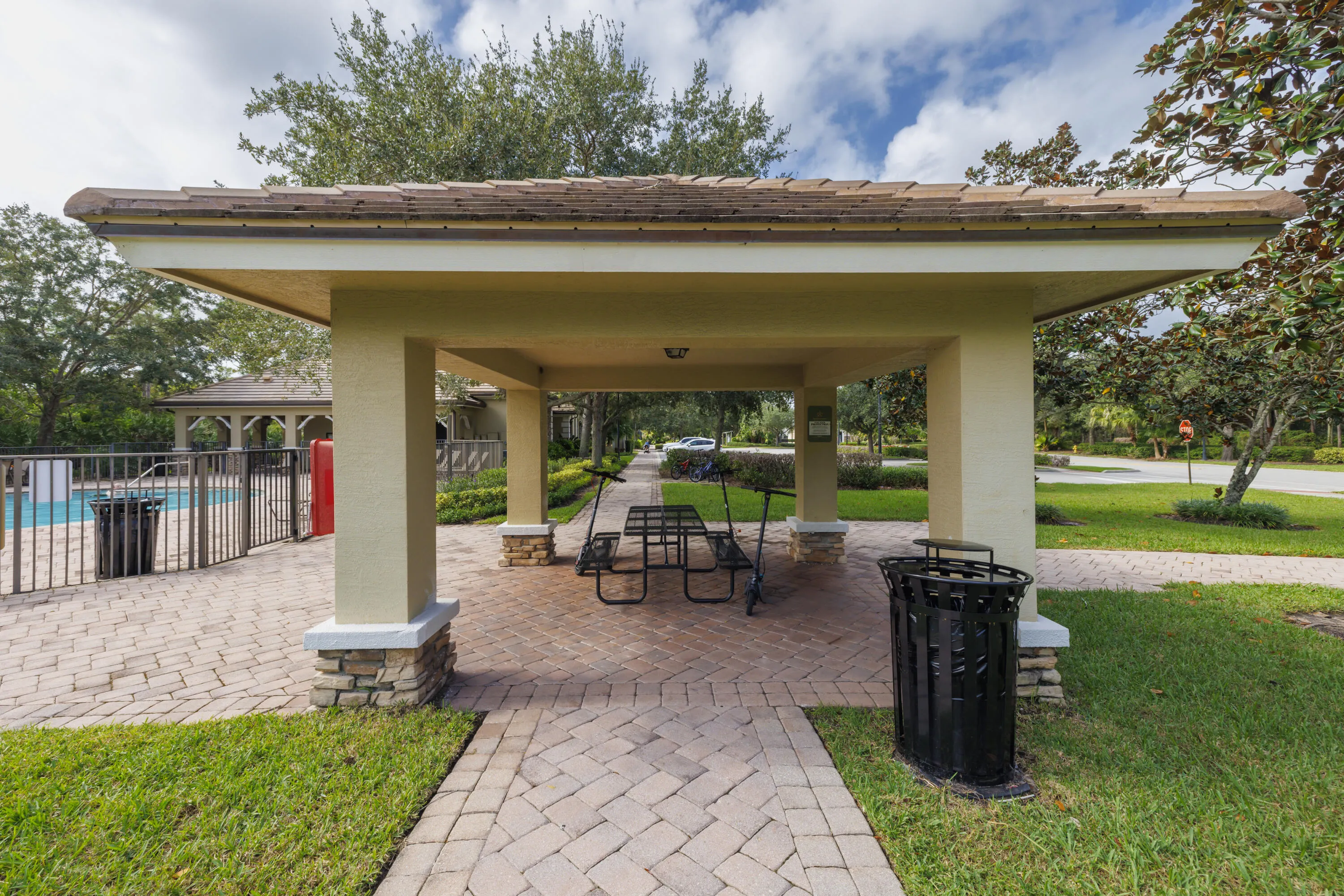 840 SW SUN Circle