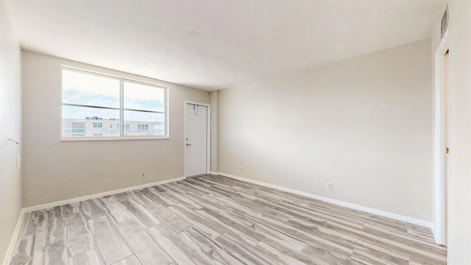 1051 HILLSBORO MILE #905E