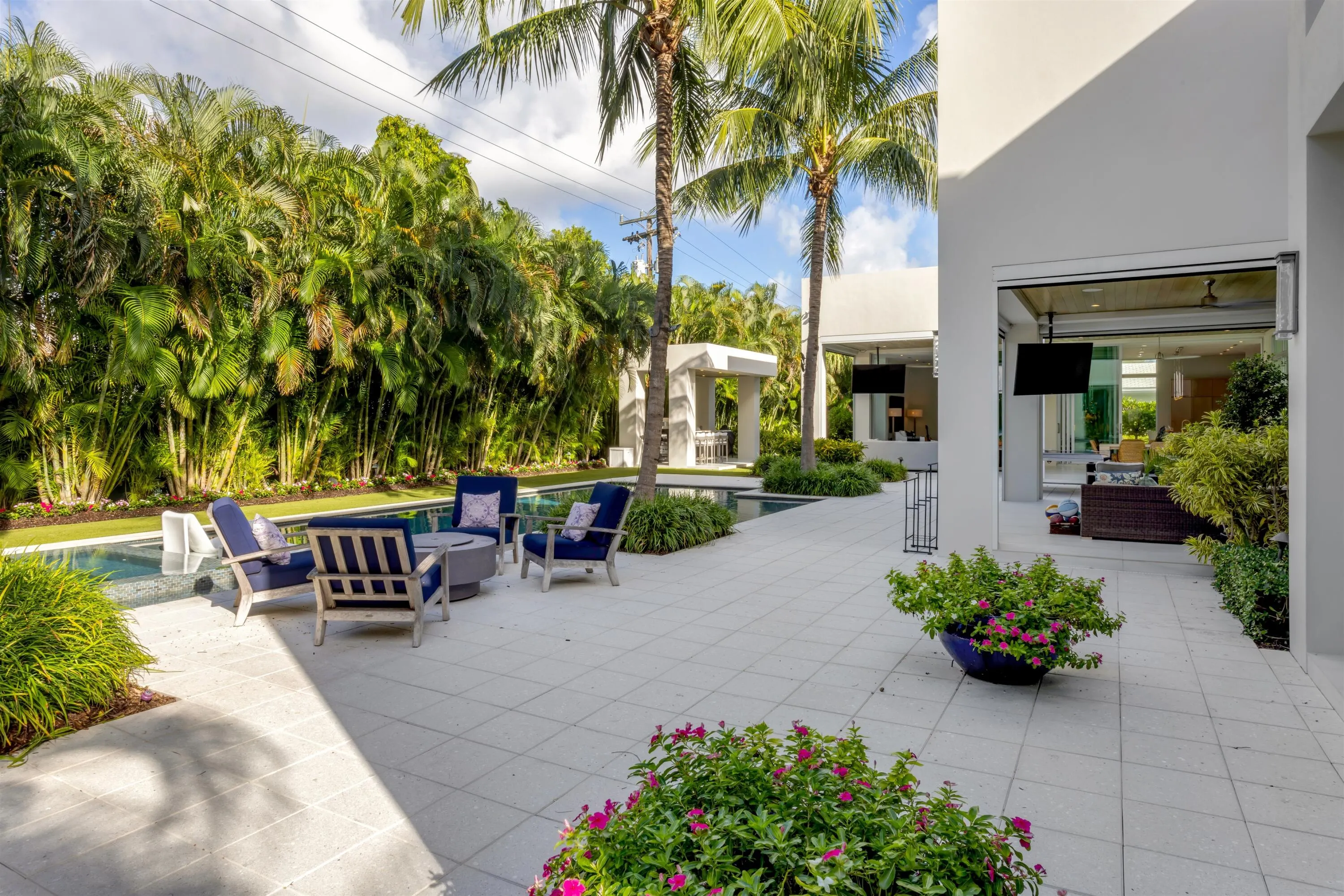 1241 Cocoanut Road
