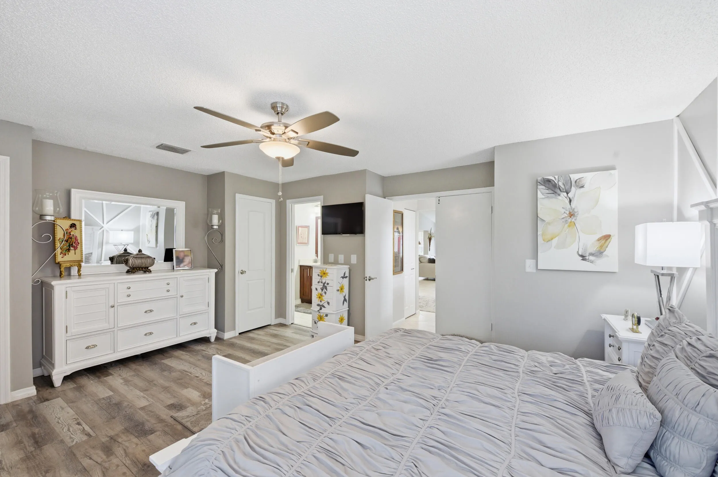 5743 Lakeview Mews Circle