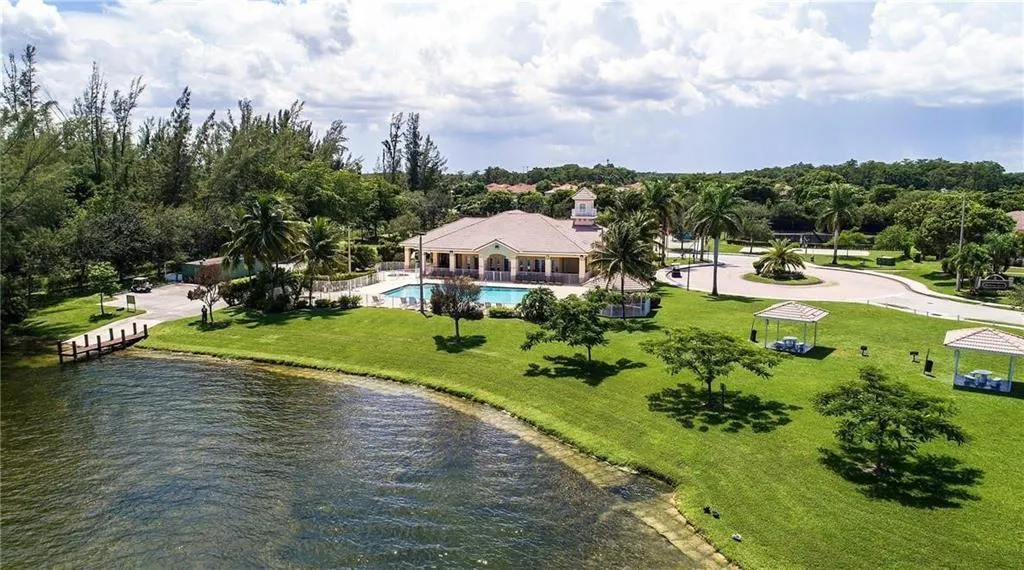 4639 SW 12TH Place