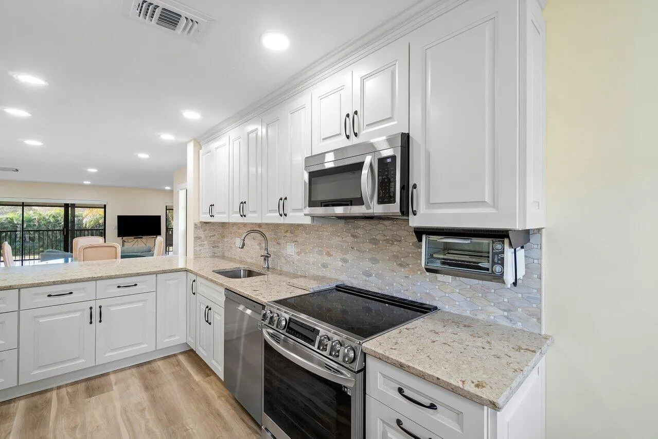 36 STRATFORD Lane W #H