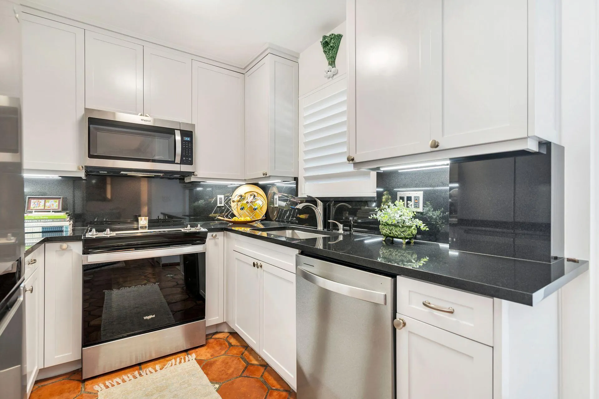 401 PERUVIAN Avenue #1040