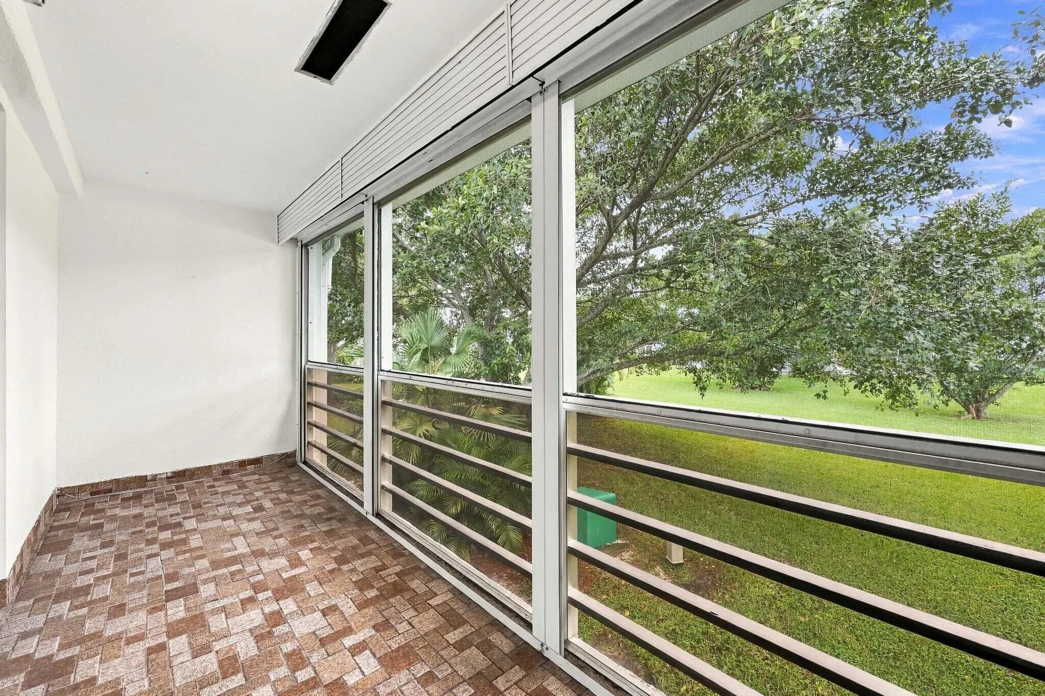 16 WESTBURY A Circle #16