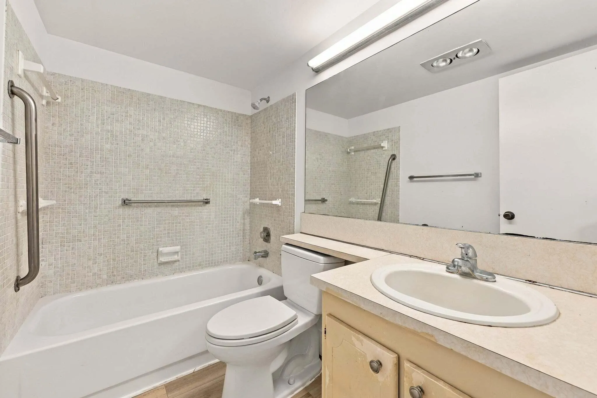 16 WESTBURY A Circle #16