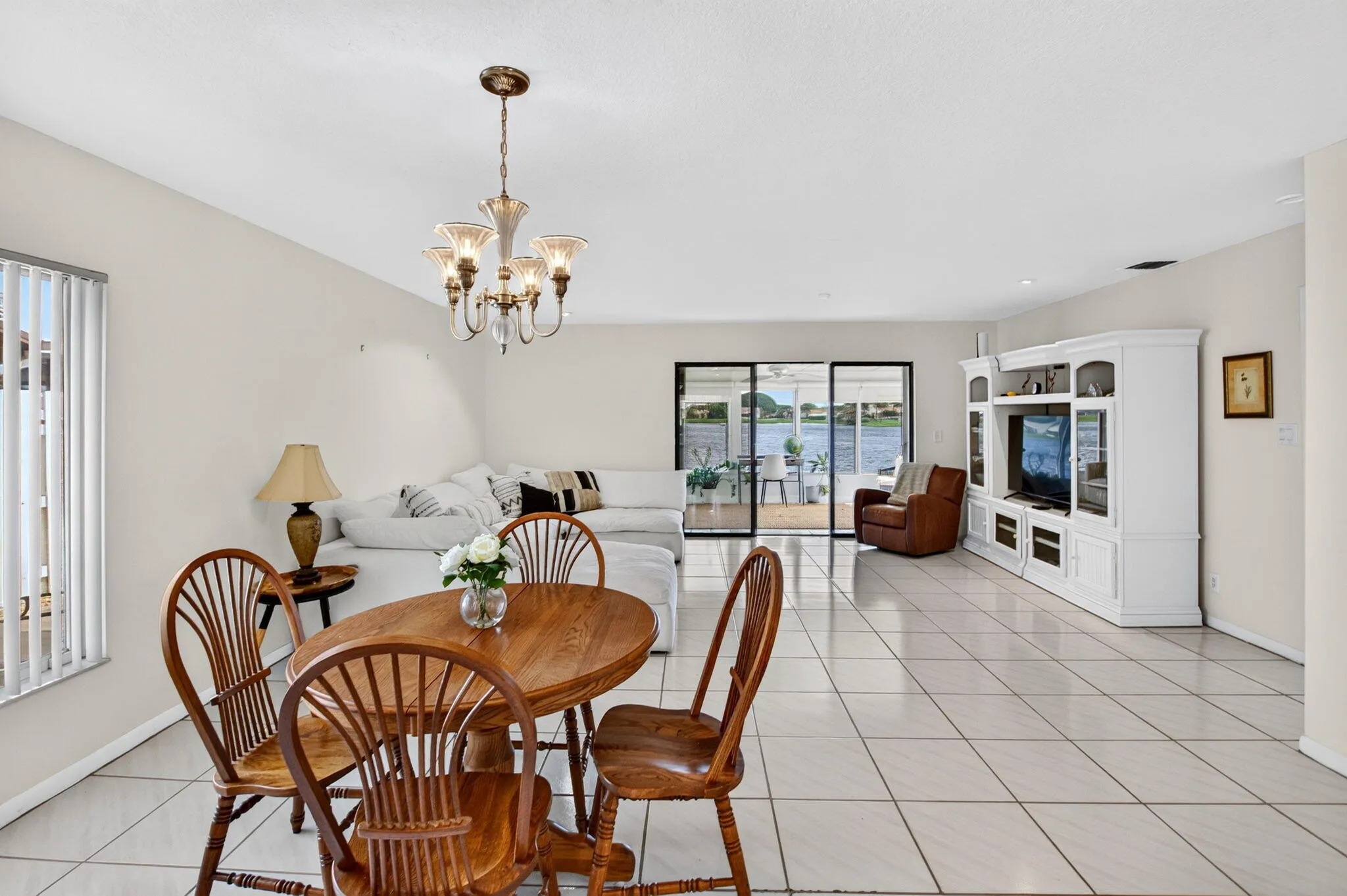 5537 Mirror Lakes Boulevard