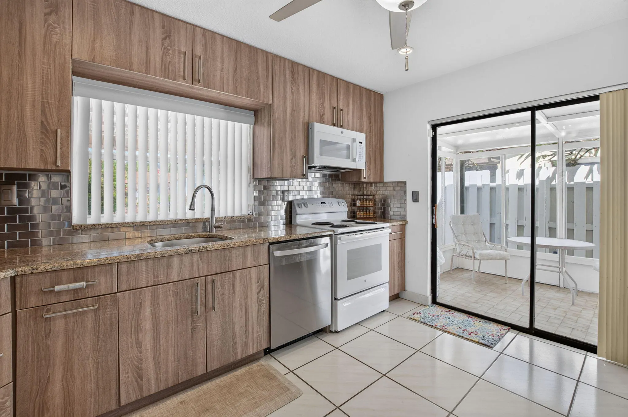 5537 Mirror Lakes Boulevard