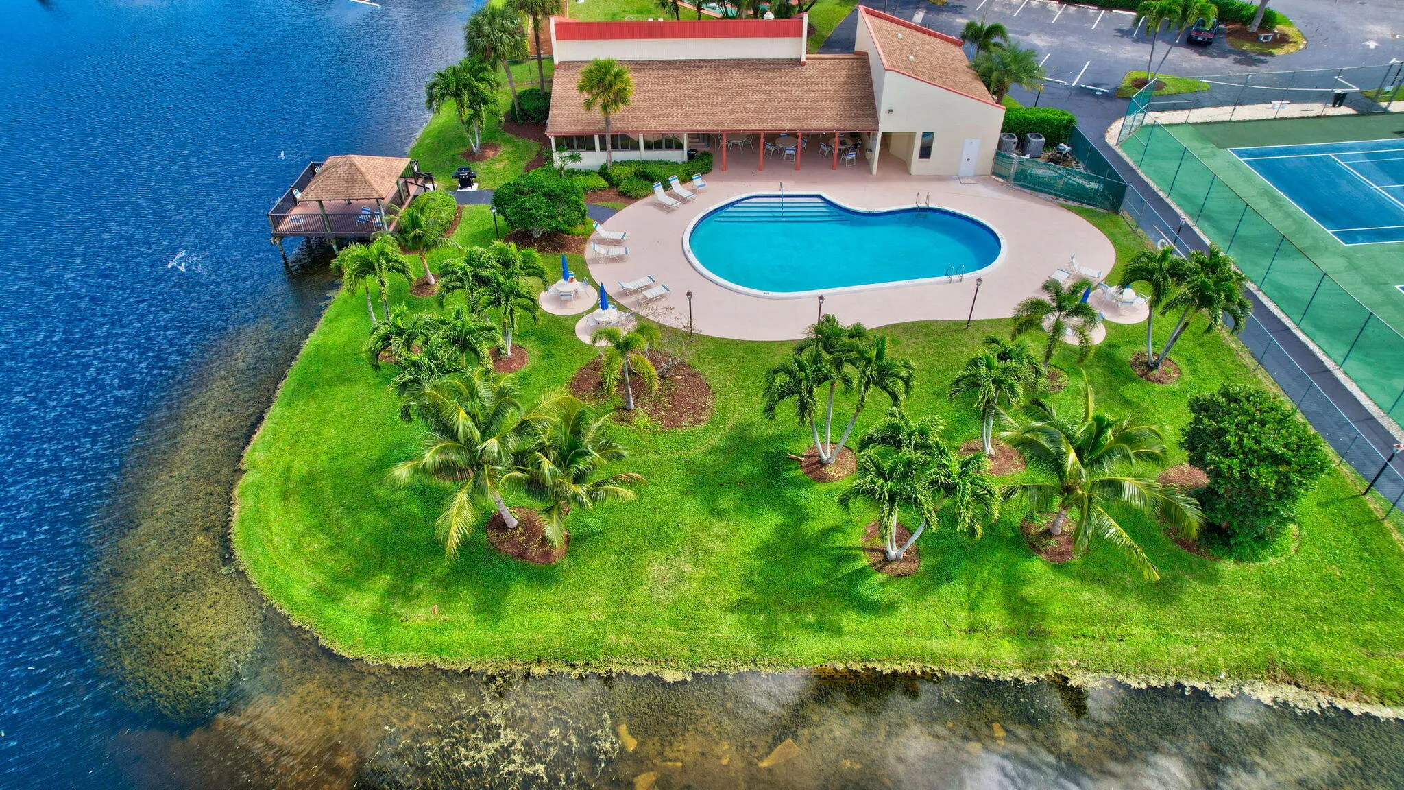 5537 Mirror Lakes Boulevard