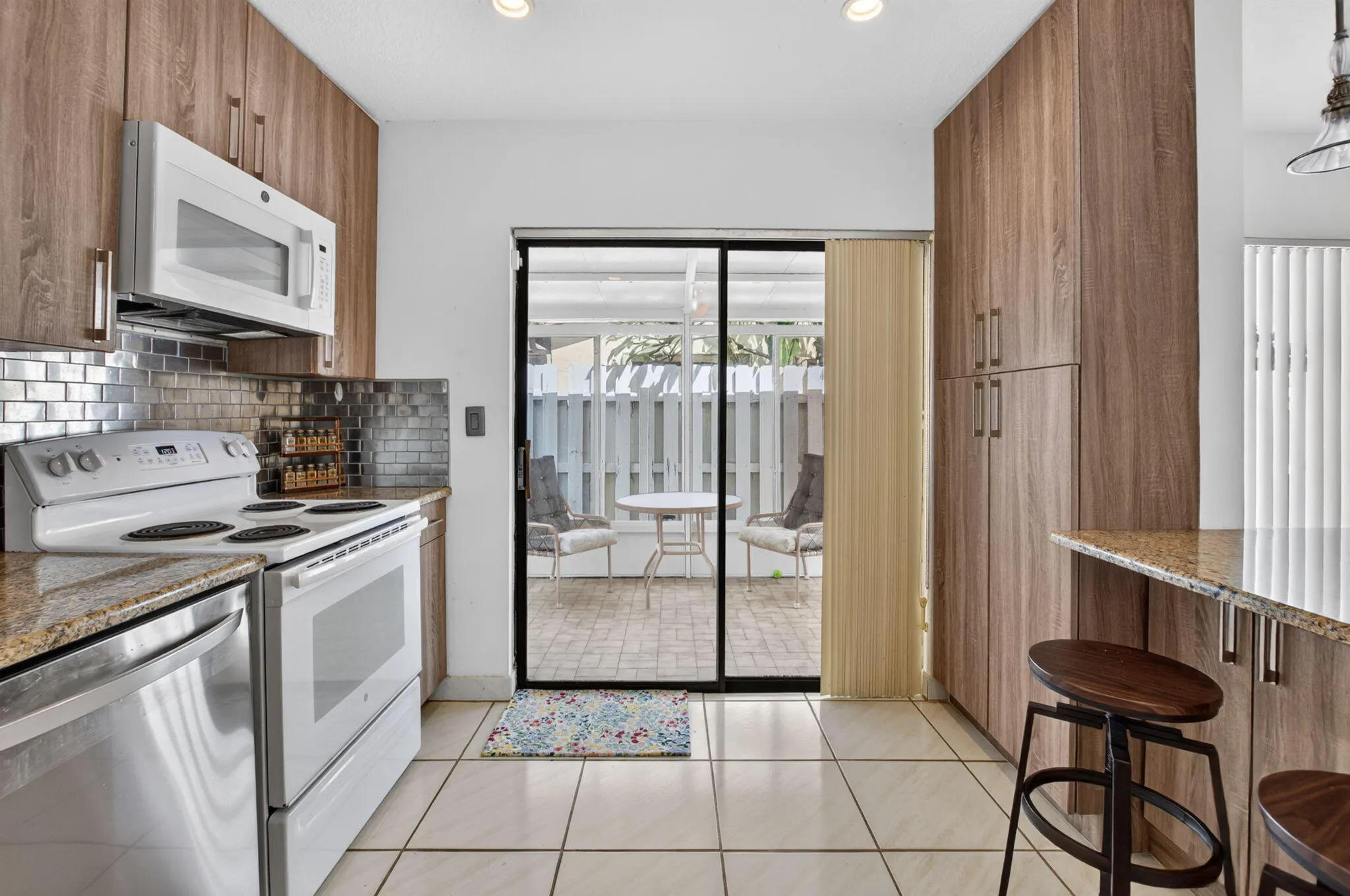 5537 Mirror Lakes Boulevard