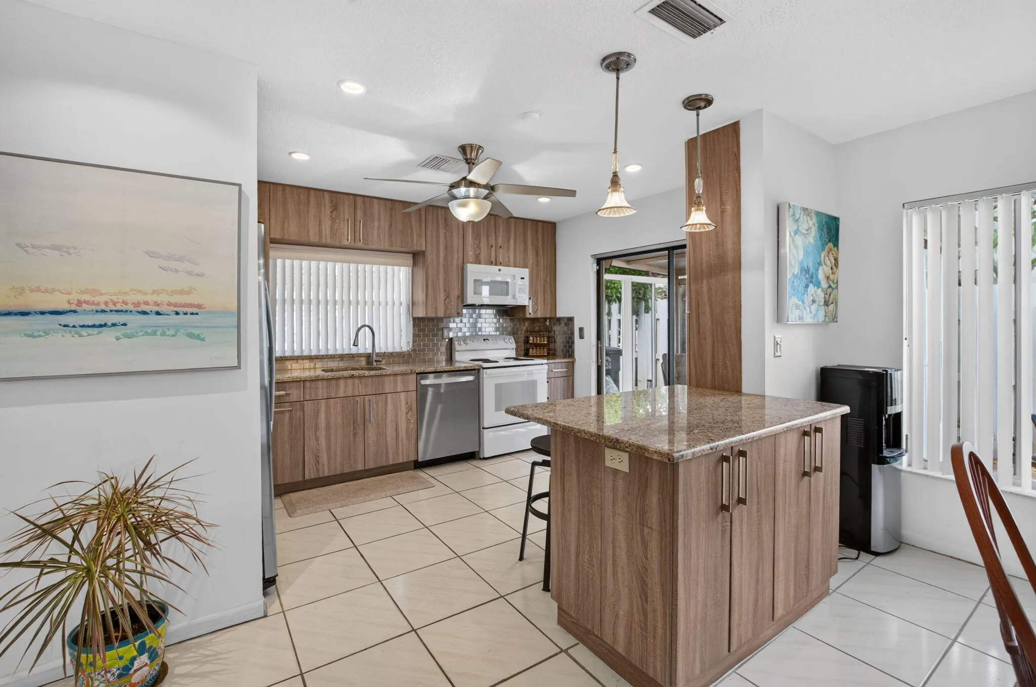 5537 Mirror Lakes Boulevard