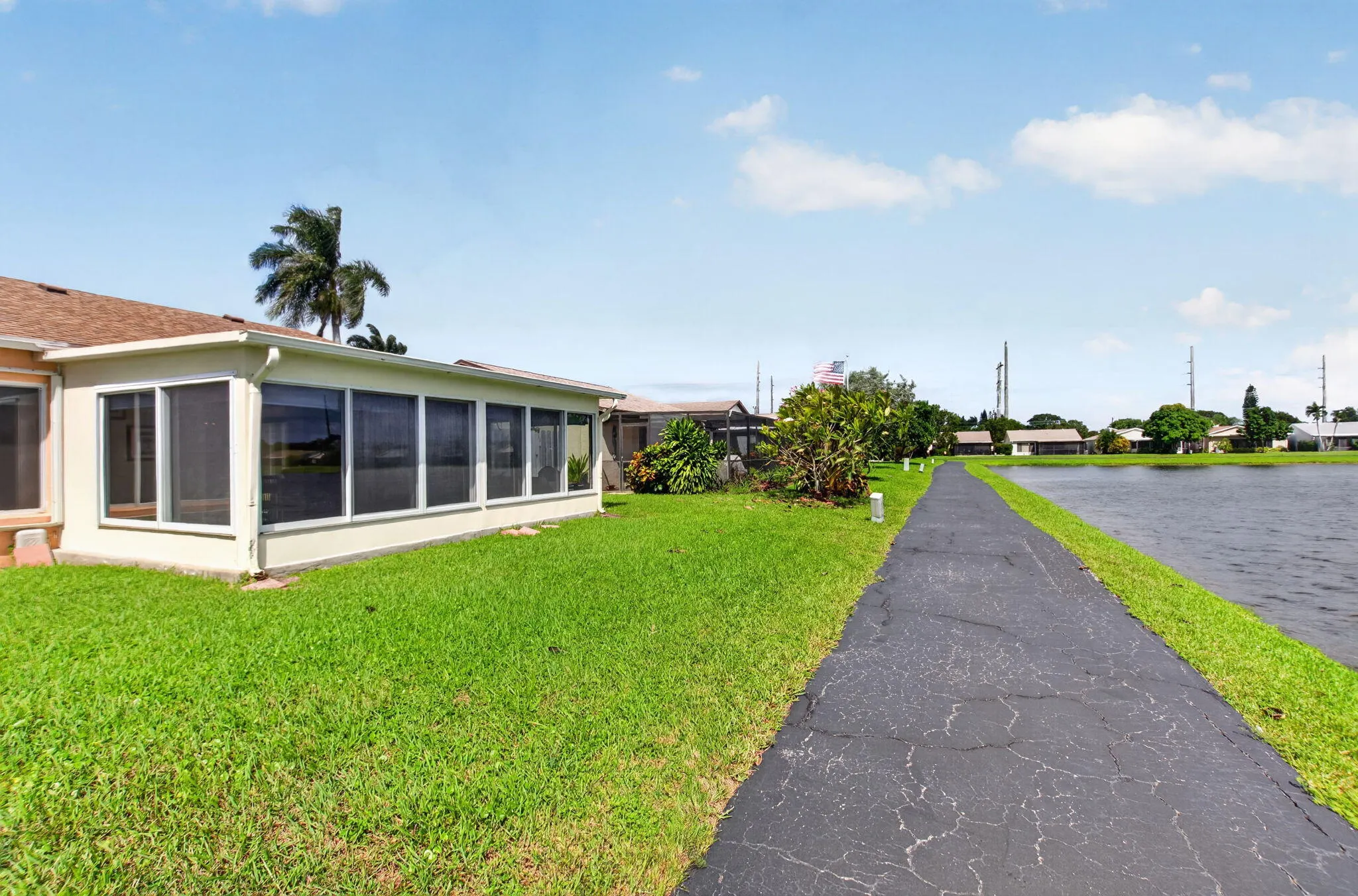 5537 Mirror Lakes Boulevard
