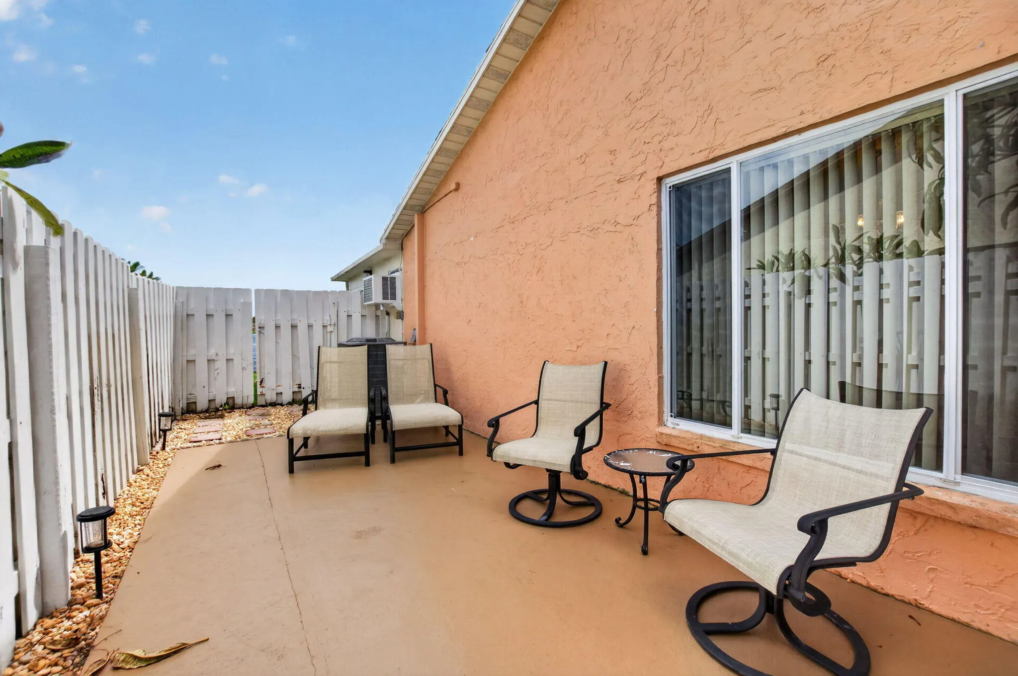 5537 Mirror Lakes Boulevard