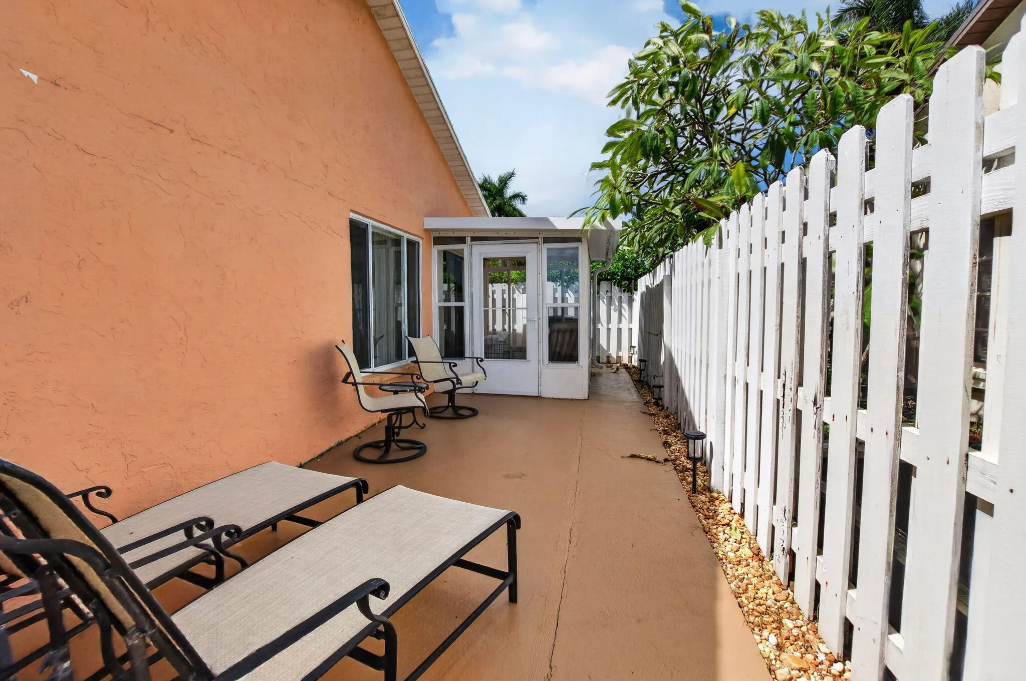 5537 Mirror Lakes Boulevard