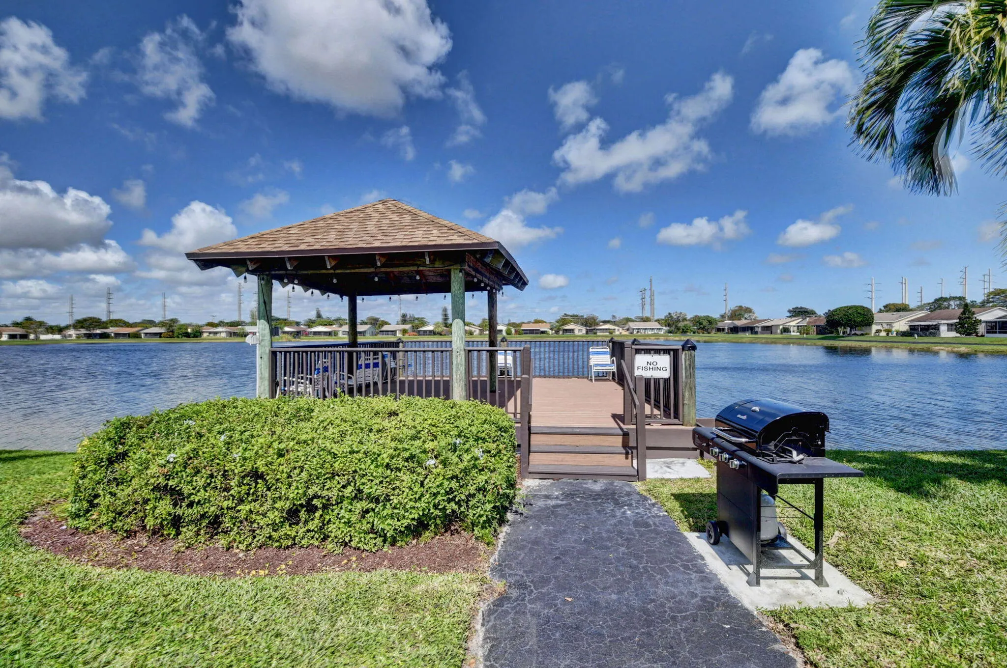 5537 Mirror Lakes Boulevard