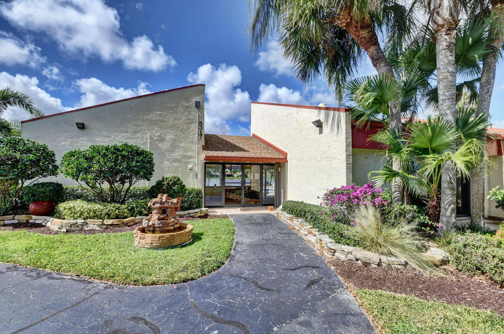 5537 Mirror Lakes Boulevard