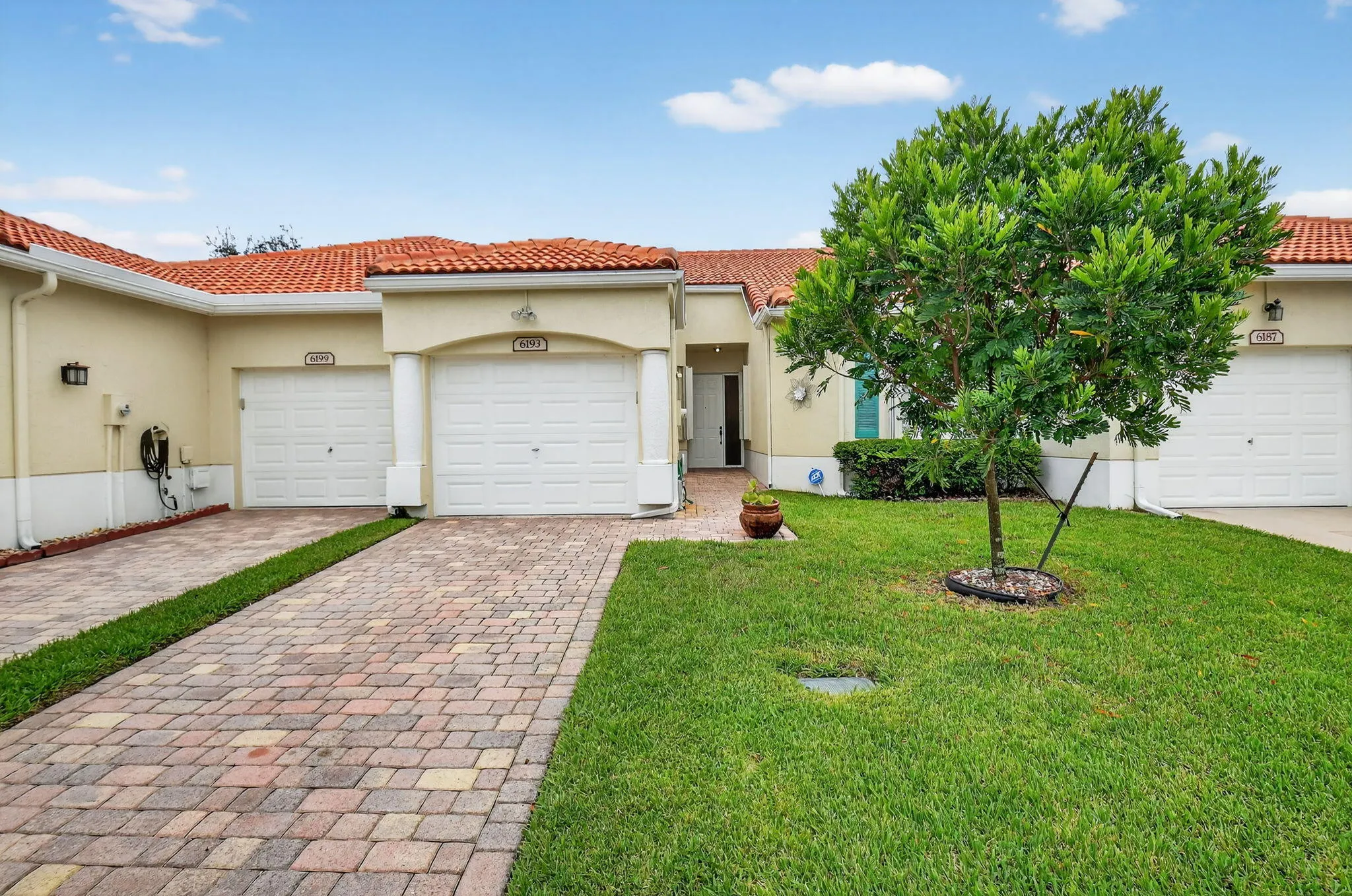 6193 Heliconia Road