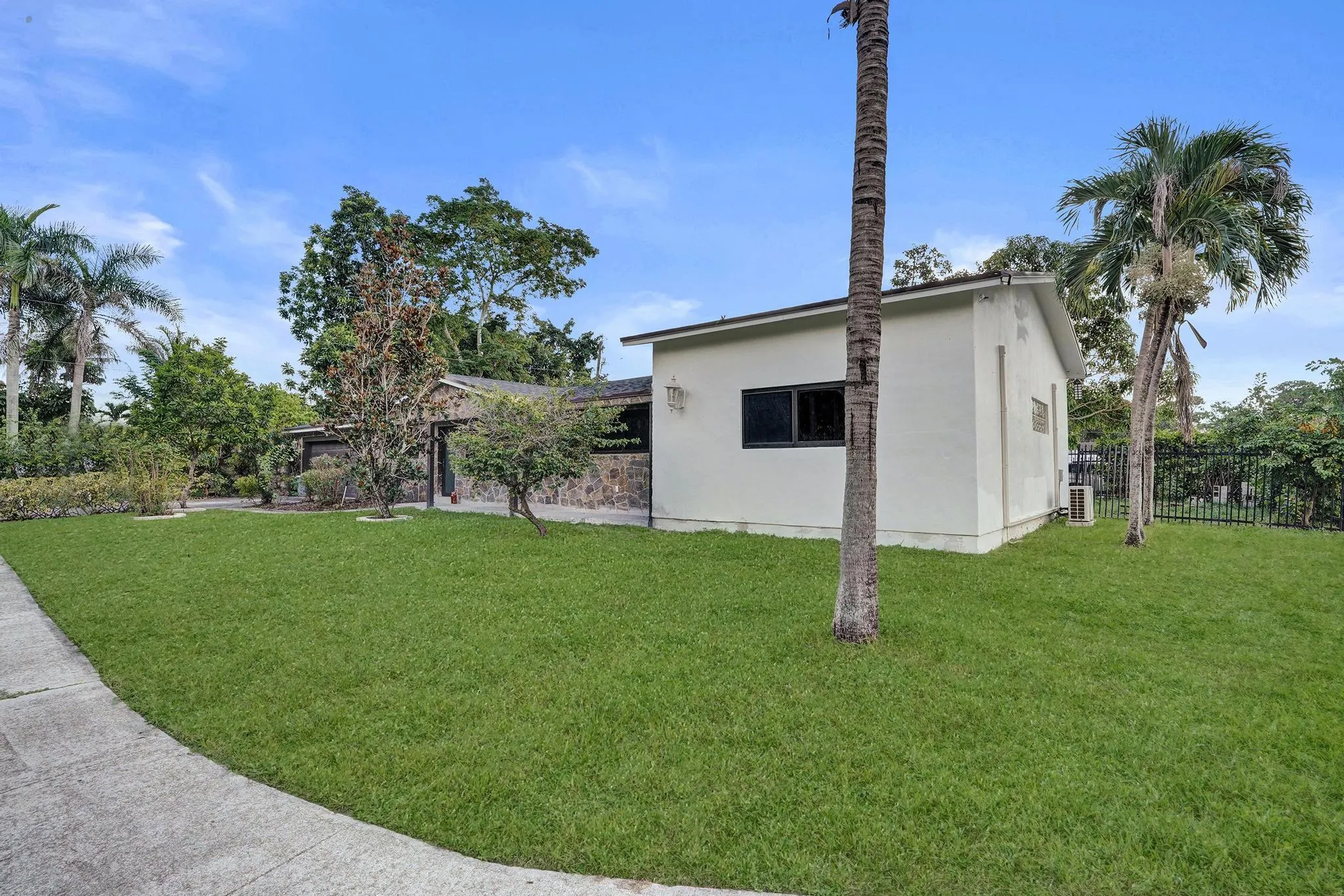 393 CYPRESS Avenue