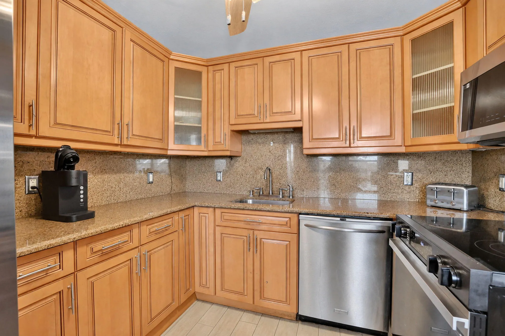 1055 Lyndhurst K