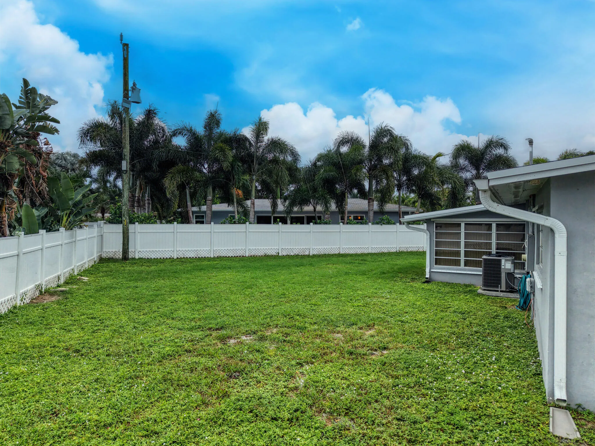 2600 NE 8TH Court