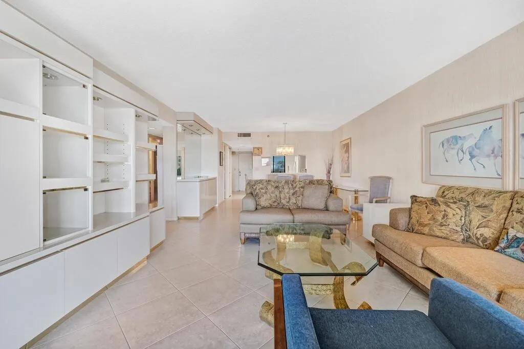 7260 KINGHURST Drive #502