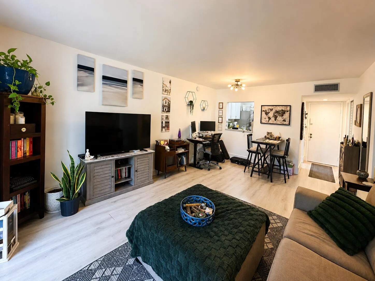 5160 LAS VERDES Circle #204