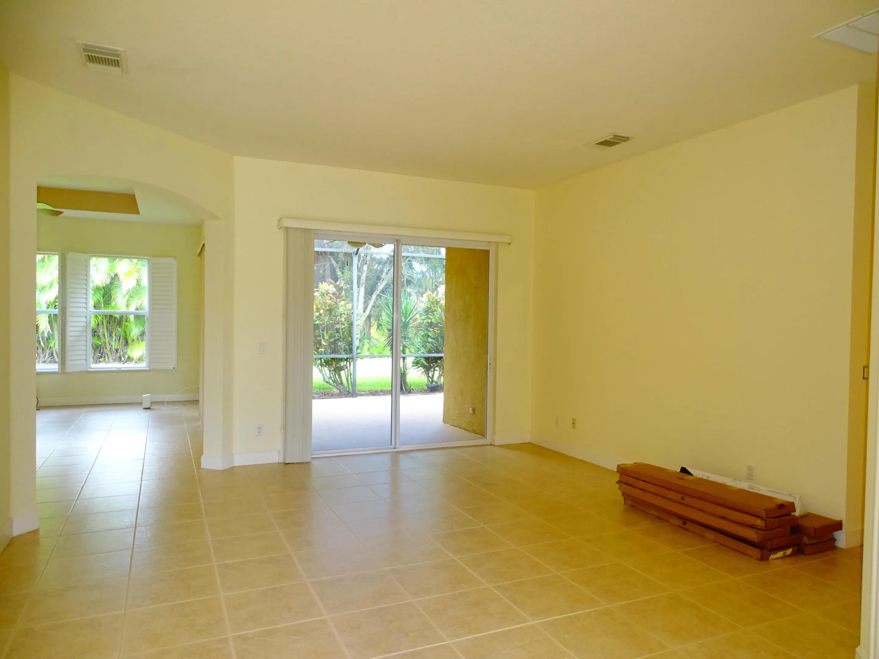 854 SW SAINT TROPEZ Court