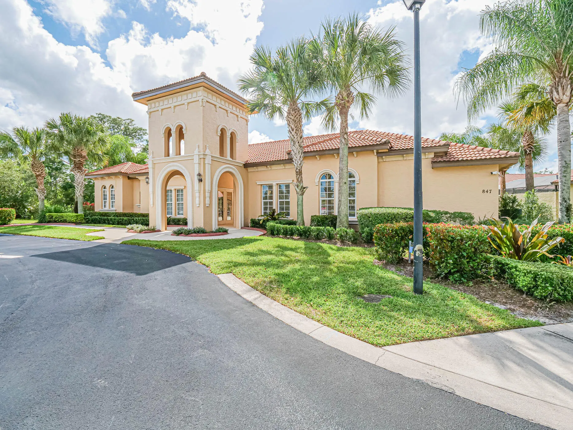 854 SW SAINT TROPEZ Court
