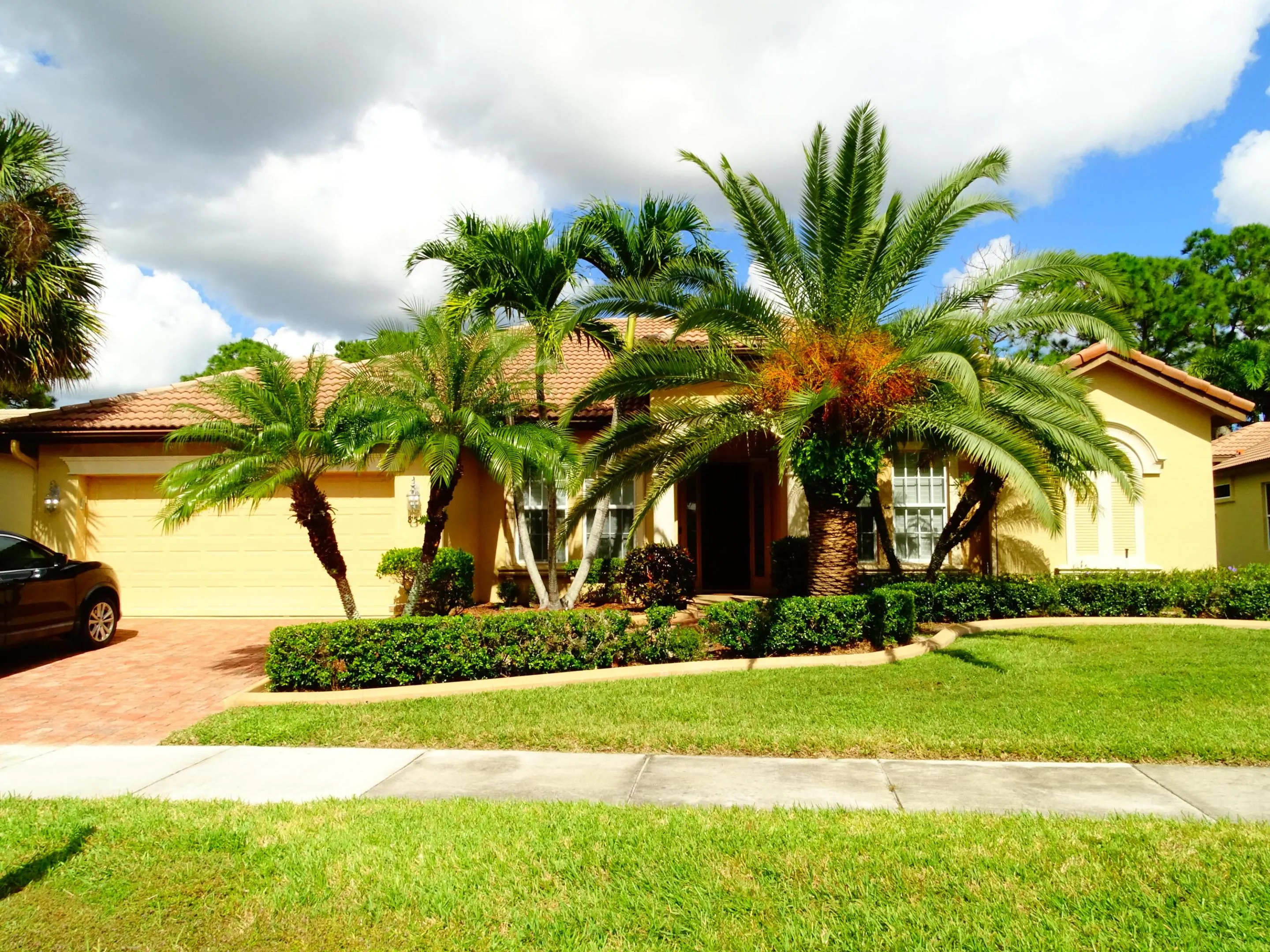 854 SW SAINT TROPEZ Court