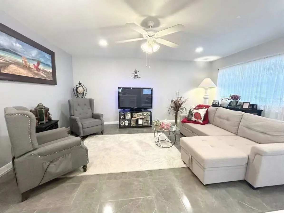 233 SEVILLE J Boulevard