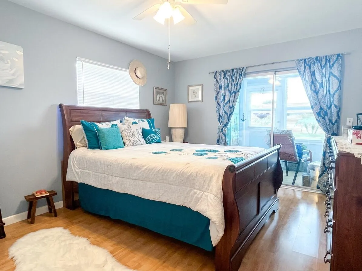 233 SEVILLE J Boulevard